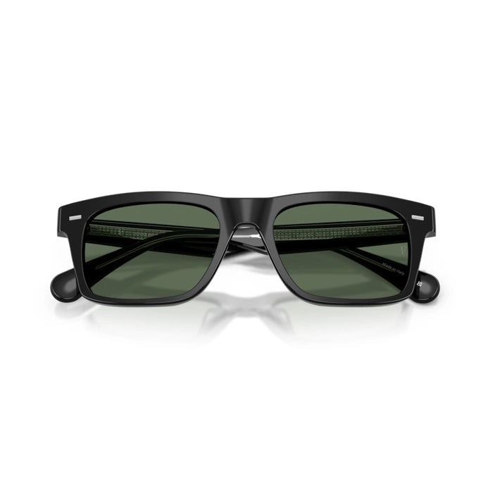 0OV5597SU Black sunglasses with dark lenses on a white background 5