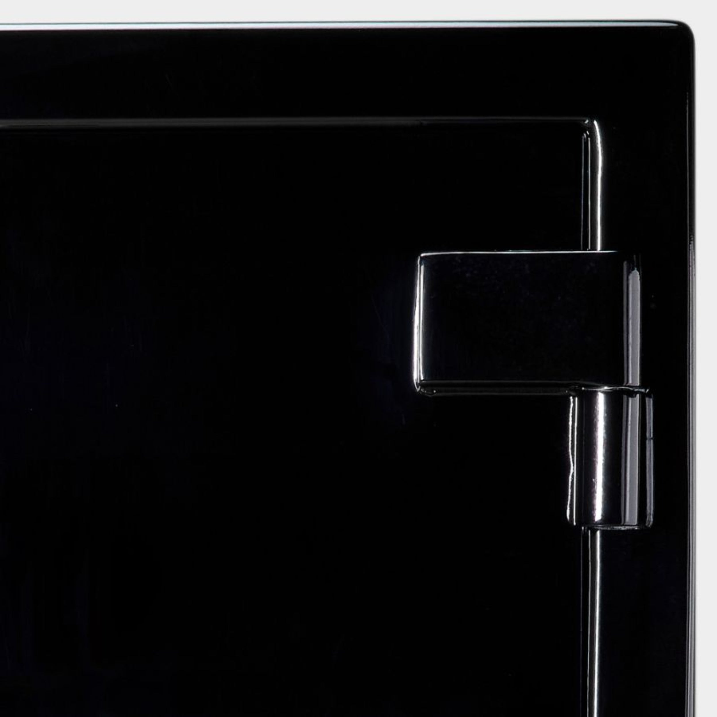 Wolf Atlas Gunmetal Gloss Exterior 16 Piece Winder Safe 491602